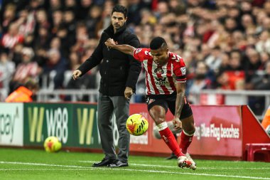 Sunderland takımından Reinildo Mandava, 8 Kasım 2025 'te İngiltere' nin Sunderland kentinde oynanan Premier League maçında topu kontrol ediyor. 