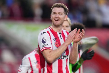 Brentford 'dan Nathan Collins, 9 Kasım 2025' te Londra 'daki Gtech Community Stadyumu' nda oynanan Premier League karşılaşmasında ev desteğini alkışladı. 