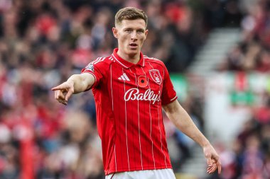 Nottingham Ormanı 'ndan Elliot Anderson, 9 Kasım 2025' te Nottingham Forest 'a karşı Leeds United' ın oynadığı Premier League maçında takım talimatlarını verir. 