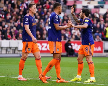 Newcastle United 'dan Malick Thiaw, Newcastle United' dan Sandro Tonali ve Newcastle United 'dan Sven Botman Premier League maçında Brentford, Newcastle United' a karşı Gtech Community Stadyumu, Londra, İngiltere, 9 Kasım 2025 