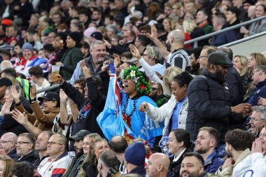 Fiji taraftarları, 8 Kasım 2025 tarihinde İngiltere 'nin Twickenham, İngiltere' deki Allianz Stadyumu 'nda oynanan Quilter Nations 2025 karşılaşmasında Fiji' li Caleb Muntz 'un denemesini kutluyorlar.