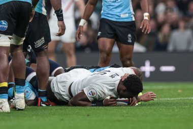 İngiltere 'den Mario Itoje, İngiltere' nin Twickenham şehrindeki Allianz Stadyumu 'nda oynanan 2025 Quilter Nations Serisi maçında bir deneme için sahaya çıkıyor.