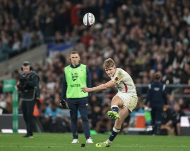 İngiltere 'den Fin Smith, 8 Kasım 2025 tarihinde İngiltere' nin Allianz Stadyumu 'nda oynanan Quilter Nations Serisi 2025 karşılaşmasında bir gol için dönüştürüldü.