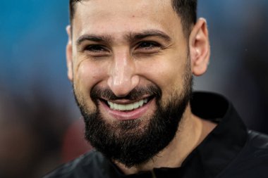 Manchester City 'den Gianluigi Donnarumma, 9 Kasım 2025' te Etihad Stadyumu 'nda Manchester City ile Liverpool arasındaki Premier League karşılaşması öncesinde ısınıyor. 