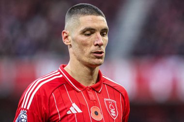 Nottingham Ormanı 'ndan Nikola Milenkoviç Premier Lig maçı sırasında Nottingham Forest, Leeds United' a karşı 9 Kasım 2025 'te City Ground, Nottingham' da oynandı. 