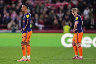 Newcastle United 'dan Jacob Ramsey ve Newcastle United' dan Lewis Hall tam zamanlı Premier League maçı sırasında Brentford Newcastle United 'a karşı Gtech Community Stadyumu, Londra, İngiltere, 9 Kasım 2025 