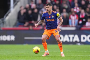 Newcastle United takımından Bruno Guimares, 9 Kasım 2025 'te Londra' daki Gtech Community Stadyumu 'nda oynanan Premier League maçı sırasında topa vuruyor. 