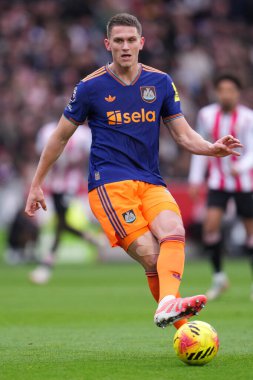 Newcastle United takımından Sven Botman, 9 Kasım 2025 'te İngiltere' nin Gtech Community Stadyumu 'nda oynanan Premier League maçında Brentford - Newcastle United maçında pas attı. 