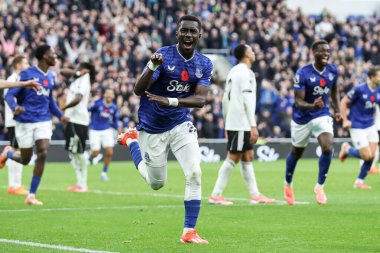 Everton 'dan İdrissa Gueye Premier Lig maçı Everton Fulham' a karşı 8 Kasım 2025 'te Liverpool, Hill Dickinson Stadyumu' nda 1-0 'lık galibiyet golünü atıyor. 