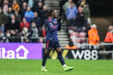 Arsenal 'den Eberechi Eze, 8 Kasım 2025' te İngiltere 'nin Sunderland-Sunderland Stadyumu' nda oynanan Premier League maçında taraftarları alkışlıyor. 