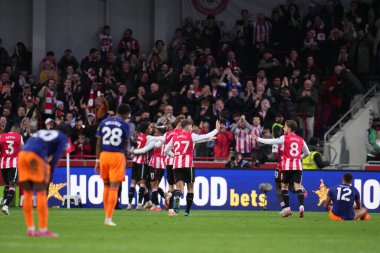 Brentford oyuncuları, 9 Kasım 2025 'te İngiltere' deki The Gtech Community Stadyumu 'nda oynanan Premier League karşılaşmasında üçüncü golü kutladılar. 