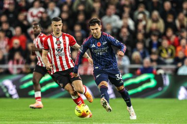 Arsenal 'den Martn Zubimendi Premier Lig maçında topu geçti. Sunderland-Arsenal Stadyumu, Sunderland, İngiltere, 8 Kasım 2025 
