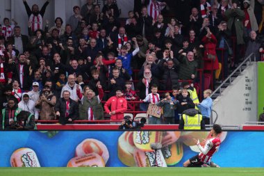 Brentford 'dan Kevin Schade, 9 Kasım 2025' te İngiltere 'deki Gtech Community Stadyumu' nda oynanan Premier League karşılaşmasında 1-1 beraberliği kutluyor. 