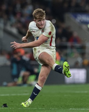 İngiltere 'den Fin Smith, 8 Kasım 2025 tarihinde İngiltere' nin Allianz Stadyumu 'nda oynanan Quilter Nations Serisi 2025 karşılaşmasında bir gol için dönüştürüldü.