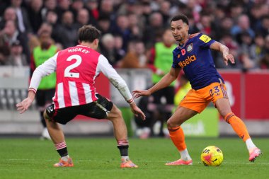 Newcastle United takımından Jacob Murphy, 9 Kasım 2025 'te Londra' daki The Gtech Community Stadyumu 'nda oynanan Premier League maçı sırasında topa vuruyor. 