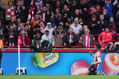 Brentford 'dan Kevin Schade, 9 Kasım 2025' te İngiltere 'nin Gtech Community Stadyumu' nda oynanan Premier League karşılaşmasında golü kutluyor. 