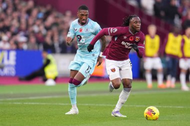 West Ham United takımından Aaron Wan-Bissaka Premier League maçında topu Londra Stadyumu 'nda West Ham United' a karşı 8 Kasım 2025 'te sürüyor. 