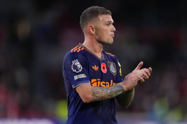 Newcastle United takımından Kieran Trippier, 9 Kasım 2025 'te İngiltere' nin Gtech Community Stadyumu 'nda oynanan Premier League karşılaşması Brentford - Newcastle United maçında aldığı desteği alkışladı. 