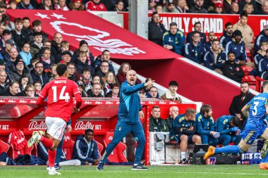 Nottingham Forest 'ın Sean Dyche teknik direktörü, 9 Kasım 2025' te İngiltere 'nin Nottingham City Ground kentinde oynanan Premier League maçında takımına talimat verir. 