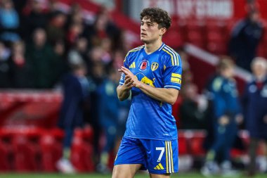 Leeds United takımından Daniel James, Premier League maçından sonra İngiltere 'nin Nottingham City Ground kentinde oynanan Leeds United maçında taraftarları alkışlıyor. 