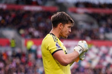 Newcastle United takımından Nick Pope, 9 Kasım 2025 'te İngiltere' deki The Gtech Community Stadyumu 'nda oynanan Premier League karşılaşmasında Brentford' a karşı Newcastle United 'a karşı.  