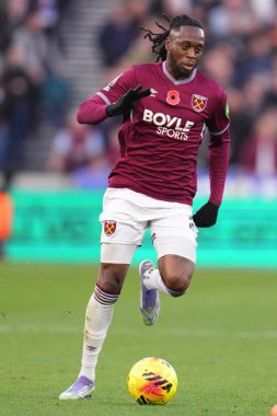 West Ham United 'dan Aaron Wan-Bissaka Premier League maçında topu Londra Stadyumu' nda West Ham United 'a karşı 8 Kasım 2025 