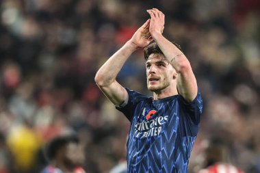 Arsenal 'den Declan Rice, Premier League maçından sonra Sunderland-Arsenal Stadyumu' nda 8 Kasım 2025 'te oynanan Sunderland-Arsenal maçında taraftarları alkışlıyor.  