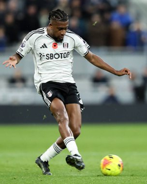 Fulham 'dan Alex Iwobi Premier Lig maçında topu ileri atıyor. Everton, Fulham' a karşı Hill Dickinson Stadyumu, Liverpool, İngiltere, 8 Kasım 2025 