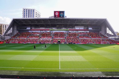 9 Kasım 2025 'te Londra' daki Gtech Community Stadyumu 'nda oynanan Premier League maçı öncesinde Gtech Community Stadyumu' nda Brentford 'a karşı Newcastle United maçının yarı sahasından izleniyor. 