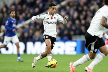 8 Kasım 2025 'te Liverpool, Liverpool' daki Hill Dickinson Stadyumu 'nda oynanan Premier League maçında topu Joshua King kontrol ediyor. 