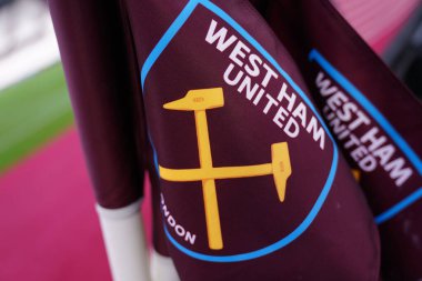 Premier Lig karşılaşması öncesinde West Ham United ve Burnley 'nin Londra Stadyumu, Londra, İngiltere' de 8 Kasım 2025 'te karşılaşacakları West Hams köşe bayrağının görüntüsü 