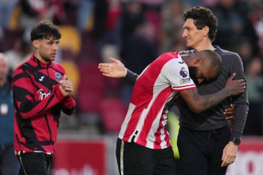 Brentford 'lu Keith Andrews ve Brentford' lu Igor Thiago 'nun teknik direktörü. 9 Kasım 2025' te İngiltere 'deki Gtech Community Stadyumu' nda oynanan Premier League karşılaşmasında Brentford - Newcastle United maçında tam zamanlı çalıştıktan sonra. 