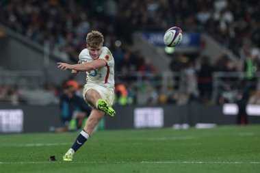 İngiltere 'den Fin Smith, 8 Kasım 2025 tarihinde İngiltere' nin Allianz Stadyumu 'nda oynanan Quilter Nations Serisi 2025 karşılaşmasında bir gol için dönüştürüldü.