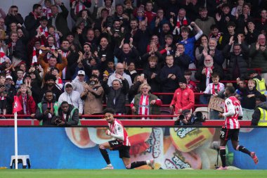 Brentford 'dan Kevin Schade, 9 Kasım 2025' te İngiltere 'nin Gtech Community Stadyumu' nda oynanan Premier League karşılaşmasında golü kutluyor. 