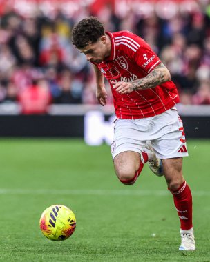 Nottingham Ormanı 'ndan Neco Williams, 9 Kasım 2025' te İngiltere 'nin Nottingham City Ground kentinde oynanan Premier League maçında topu Nottingham Forest' a karşı Leeds United 'a attı. 