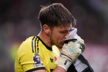 Newcastle United takımından Nick Pope, 9 Kasım 2025 'te İngiltere' deki The Gtech Community Stadyumu 'nda oynanan Premier League karşılaşmasında Brentford' a karşı Newcastle United 'a karşı. 