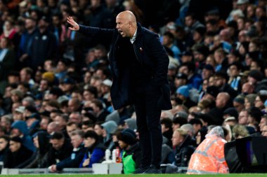 Arne Slot Liverpool teknik direktörü, 9 Kasım 2025 tarihinde Etihad Stadyumu 'nda Manchester City Liverpool' a karşı oynanan Premier League maçında takımına talimatlar verdi. 