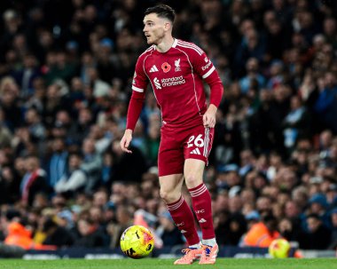 Liverpool 'dan Andrew Robertson Premier League maçında topu ayaklarının dibine aldı Manchester City Liverpool' a karşı Etihad Stadyumu, Manchester, İngiltere, 9 Kasım 2025 