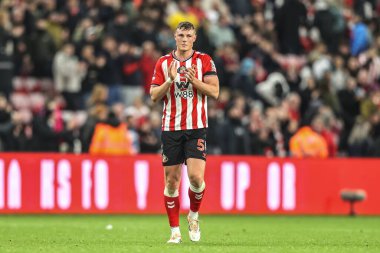 Sunderland 'dan Daniel Ballard, Premier League maçından sonra İngiltere' nin Sunderland kentinde oynanan Sunderland-Arsenal maçında taraftarları alkışlıyor. 