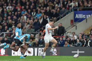 İngiltere 'den Henry Arundell, 8 Kasım 2025 tarihinde İngiltere' nin Twickenham, İngiltere 'deki Allianz Stadyumu' nda oynanan 2025 Quilter Nations Serisi maçında gol atmak için topa vuruyor.