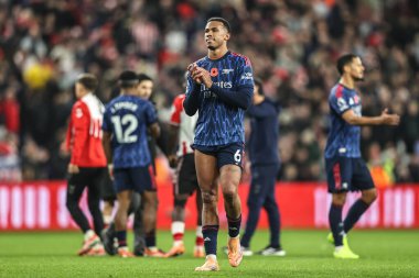 Gabriel of Arsenal, Premier League maçından sonra taraftarları alkışlıyor. 8 Kasım 2025 'te Sunderland-Arsenal Stadyumu, Sunderland, İngiltere 