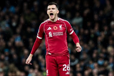 Liverpool 'dan Andrew Robertson, 9 Kasım 2025 tarihinde Etihad Stadyumu' nda Manchester City Liverpool 'a karşı oynanan Premier League maçında talimatları haykırıyor. 