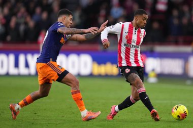 Brentford 'dan Reiss Nelson, 9 Kasım 2025' te Gtech Community Stadyumu 'nda oynanan Premier League karşılaşmasında Newcastle United' dan Bruno Guimares 'in baskısı altında pas veriyor.  