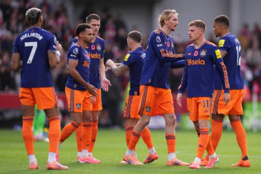 Newcastle United oyuncuları, 9 Kasım 2025 'te İngiltere' deki The Gtech Community Stadyumu 'nda oynanan Premier League karşılaşmasında Brentford' a karşı Newcastle United 'ı yenmek üzereler. 