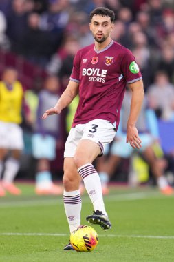 West Ham United takımının oyuncusu Maximilian Kilman Premier League maçında topu Londra Stadyumu 'nda West Ham United' a karşı 8 Kasım 2025 