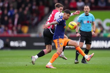 Brentford 'dan Yehor Yarmolyuk ve Newcastle United' dan Bruno Guimares Premier League karşılaşmasında Brentford Newcastle United 'a karşı Gtech Community Stadyumu, Londra, İngiltere, 9 Kasım 2025 