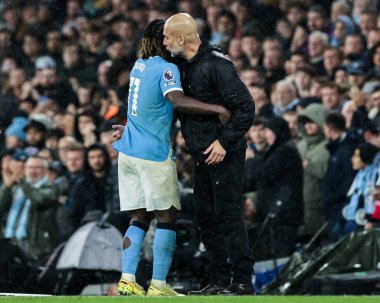 Manchester City 'den Jeremy Doku, 9 Kasım 2025 tarihinde Etihad Stadyumu' nda oynanan Premier League maçında Manchester City-Liverpool maçında yerine geçen Pep Guardiola Manchester City teknik direktörünü kucaklıyor. 