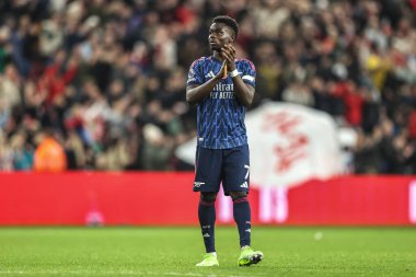 Arsenal 'den Bukayo Saka, Premier League maçından sonra İngiltere' nin Sunderland kentinde oynanan Sunderland-Arsenal maçında taraftarları alkışlıyor. 