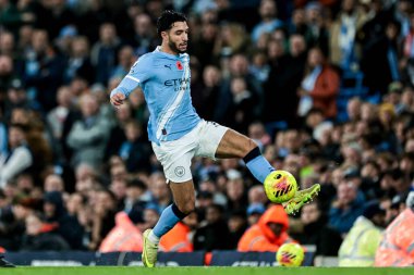 Manchester City 'den Omar Marmoush Premier League maçında topu kontrol ediyor Manchester City - Liverpool Etihad Stadyumu, Manchester, İngiltere, 9 Kasım 2025 