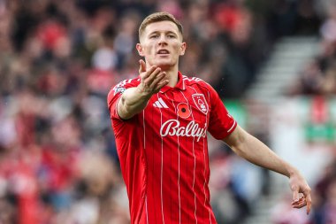 Nottingham Ormanı 'ndan Elliot Anderson, 9 Kasım 2025' te Nottingham Forest 'a karşı Leeds United' ın oynadığı Premier League maçında takım talimatlarını verir. 